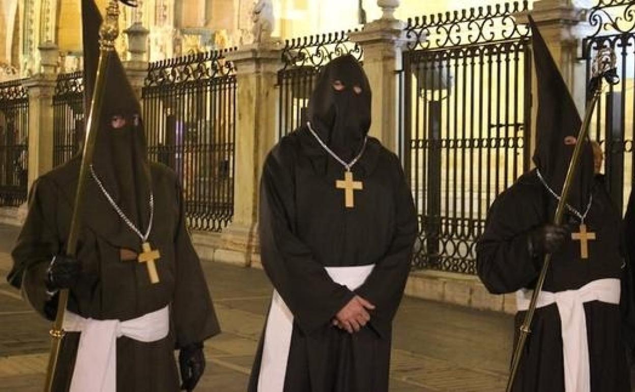 El Acto del Perdón se celebra cada Martes Santo en la plaza de Regla.