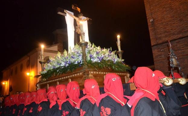 Flores del Sil toma el protagonismo del Martes Santo con la procesión del Santo Cristo del Camino