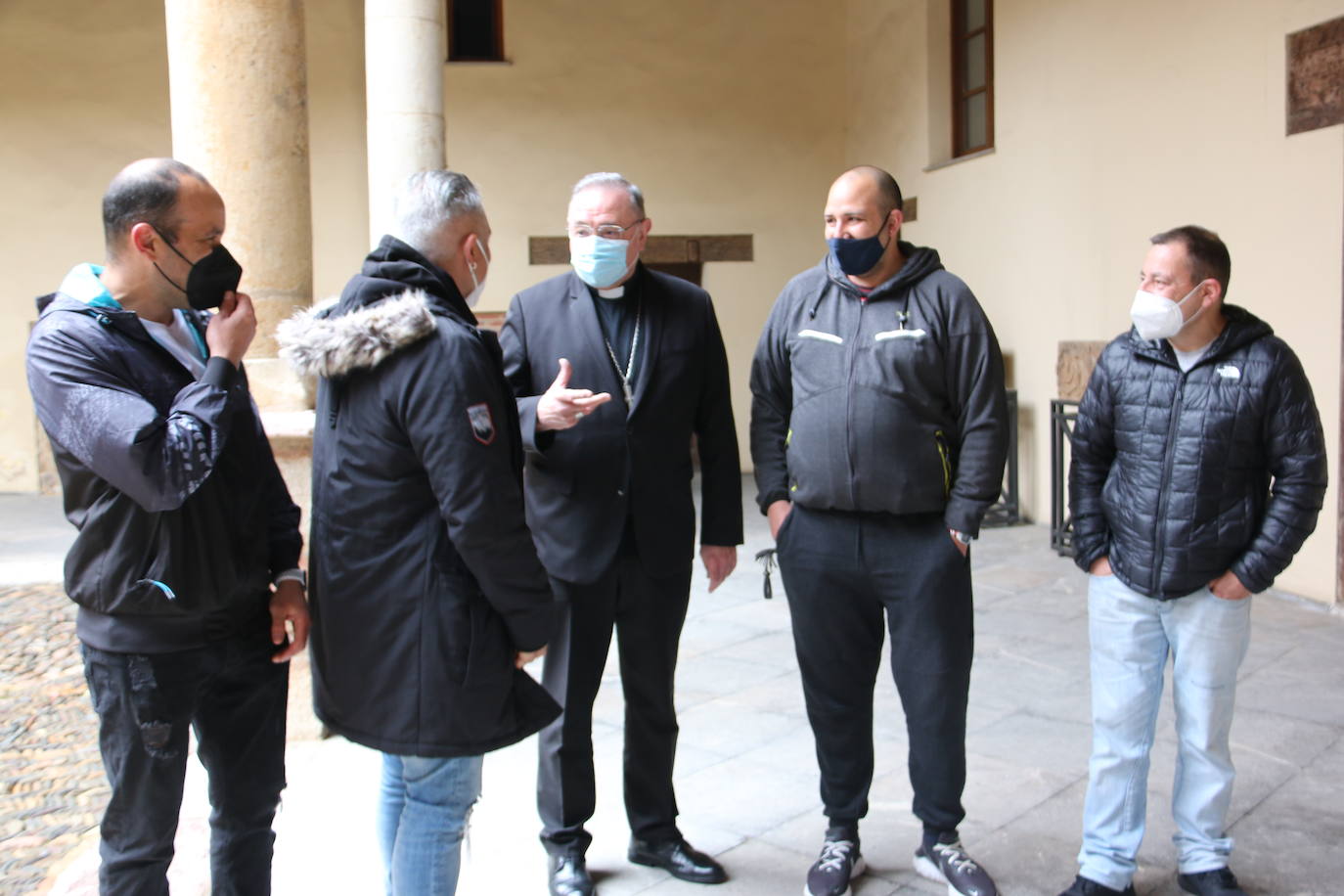 De las Heras se encuentra con los internos que participarán este Martes Santos en la Procesión del Perdón.