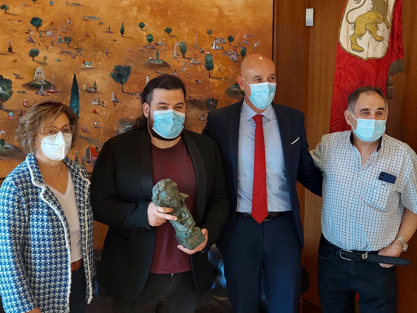 Néstor López, ganador del goya al 'Mejor Documental', visita León con la estatuilla debajo del brazo.