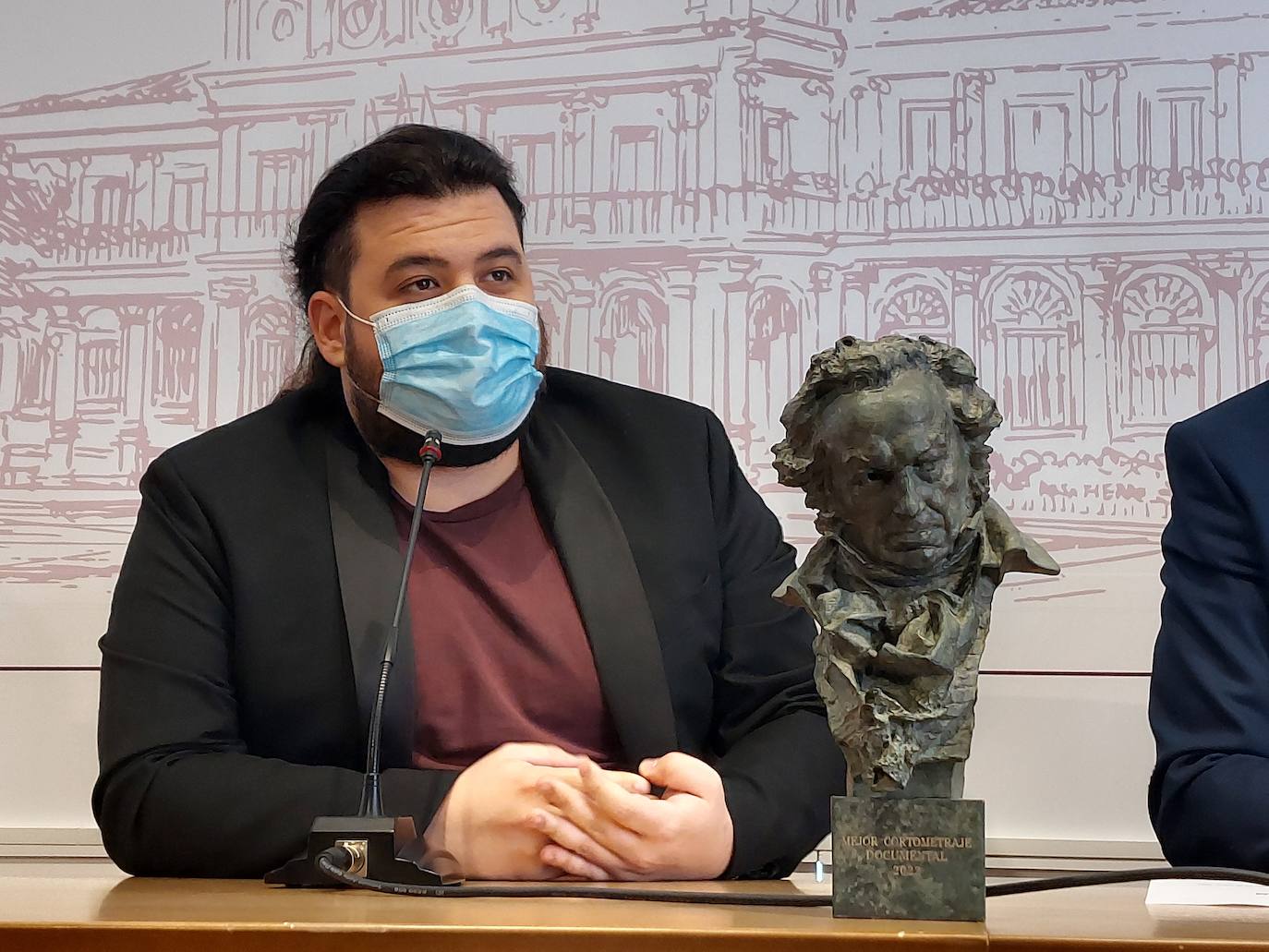 Néstor López, ganador del goya al 'Mejor Documental', visita León con la estatuilla debajo del brazo.