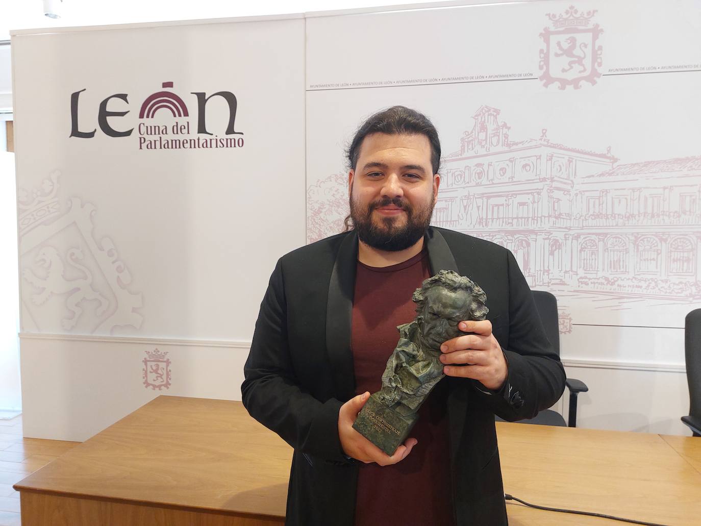 Néstor López, ganador del goya al 'Mejor Documental', visita León con la estatuilla debajo del brazo.