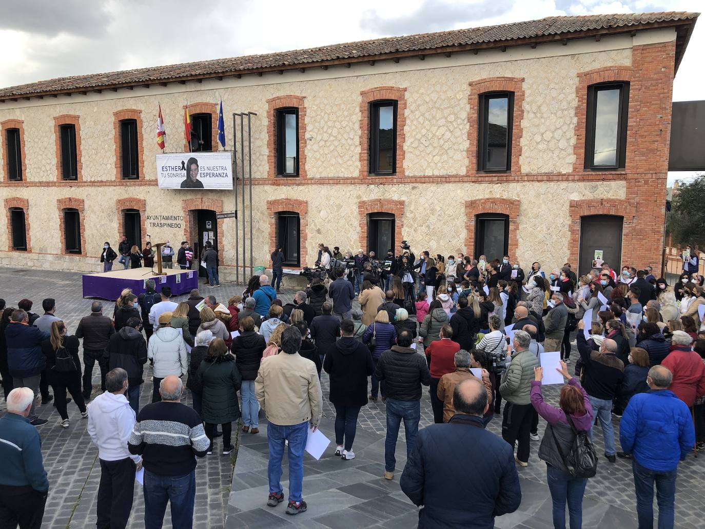 Mientras continúa la investigación sobre la muerte de la joven, los vecinos de su pueblo se concentran en la plaza mayor de Traspinedo en su recuerdo.