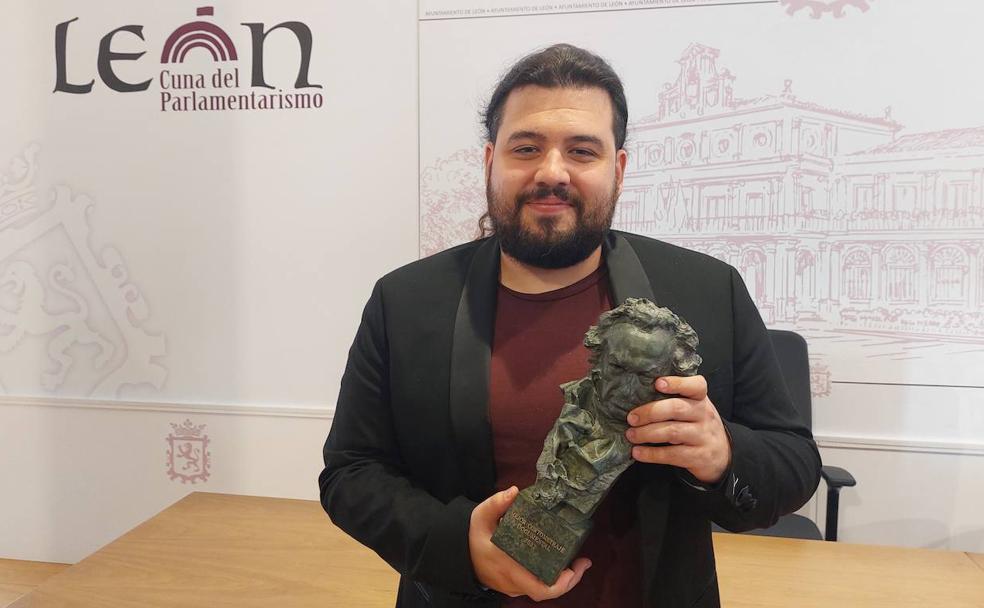 Néstor López, ganador del Goya al 'Mejor Documental' por 'Mamá', visita León con el cabezón debajo del brazo.