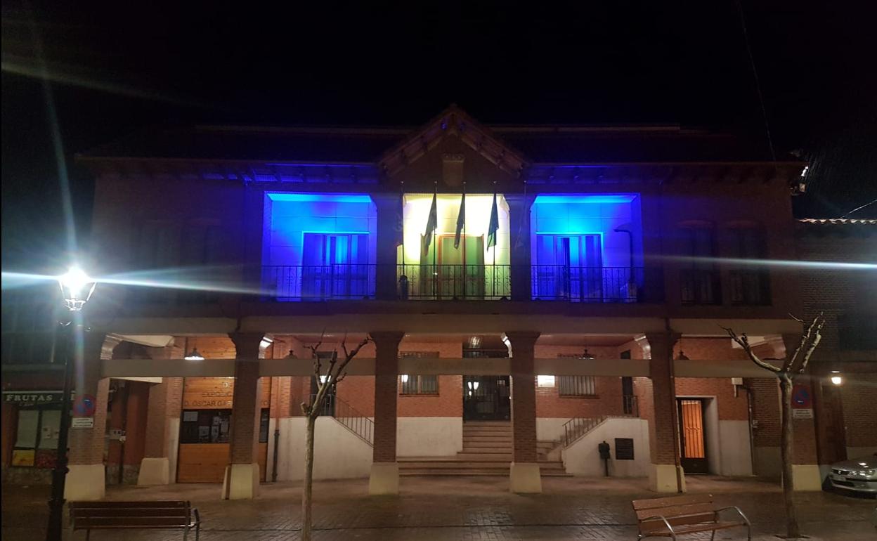 El Ayuntamiento de Santa María del Páramo se tiñó con los colores de la bandera de Ucrania.