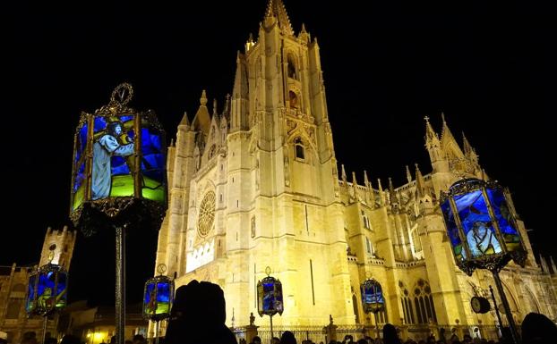 Los faroles pasando por la Catedral de León.