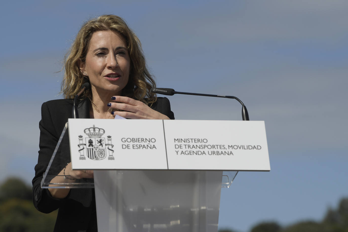 La ministra de Transportes, Movilidad y Agenda Urbana, Raquel Sánchez (c), da un discurso mientras presenta junto al presidente del Principado, Adrián Barbón, la licitación de las obras de ampliación del puente de Ribadesella, en el Pódium de los Vencedores del Sella, este miércoles.