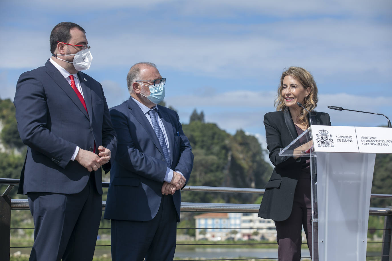 La ministra de Transportes, Movilidad y Agenda Urbana, Raquel Sánchez (c), da un discurso mientras presenta junto al presidente del Principado, Adrián Barbón, la licitación de las obras de ampliación del puente de Ribadesella, en el Pódium de los Vencedores del Sella, este miércoles.