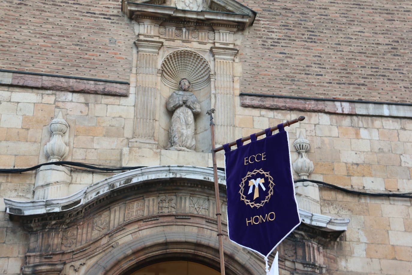 La Cofradía Santísimo Cristo de la Expiración y del Silencio ha puesto en la calle el recogimiento del Miércoles Santo. 