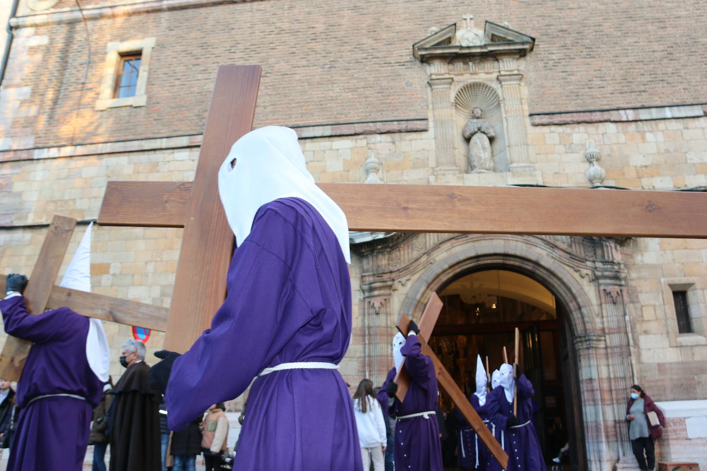 La Cofradía Santísimo Cristo de la Expiración y del Silencio ha puesto en la calle el recogimiento del Miércoles Santo. 