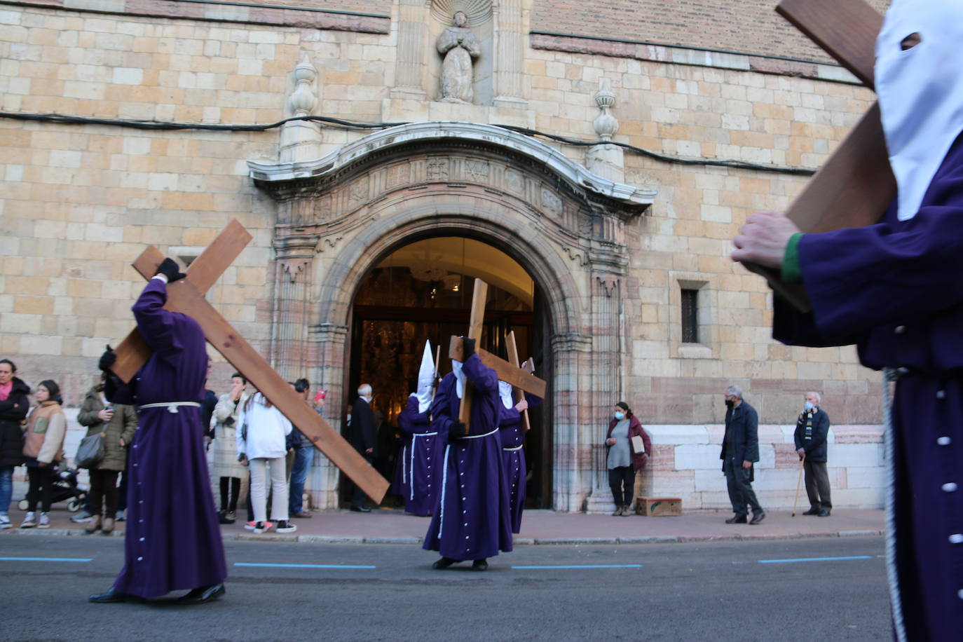 La Cofradía Santísimo Cristo de la Expiración y del Silencio ha puesto en la calle el recogimiento del Miércoles Santo. 