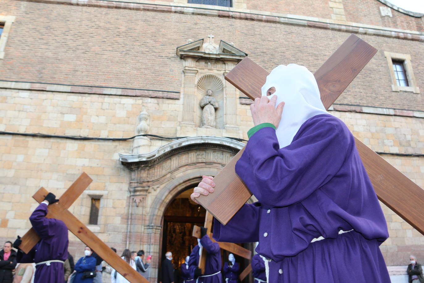 La Cofradía Santísimo Cristo de la Expiración y del Silencio ha puesto en la calle el recogimiento del Miércoles Santo. 