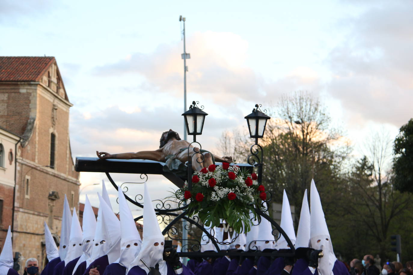 La Cofradía Santísimo Cristo de la Expiración y del Silencio ha puesto en la calle el recogimiento del Miércoles Santo. 