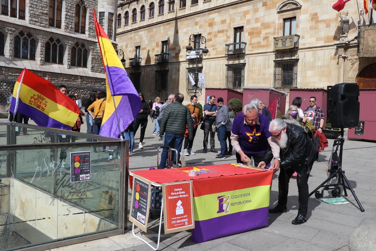 Como cada 14 de abril, la Junta Provincial Republicana de León se ha concentrado en Botines para conmemorar el aniversario de la proclamación de la II República.