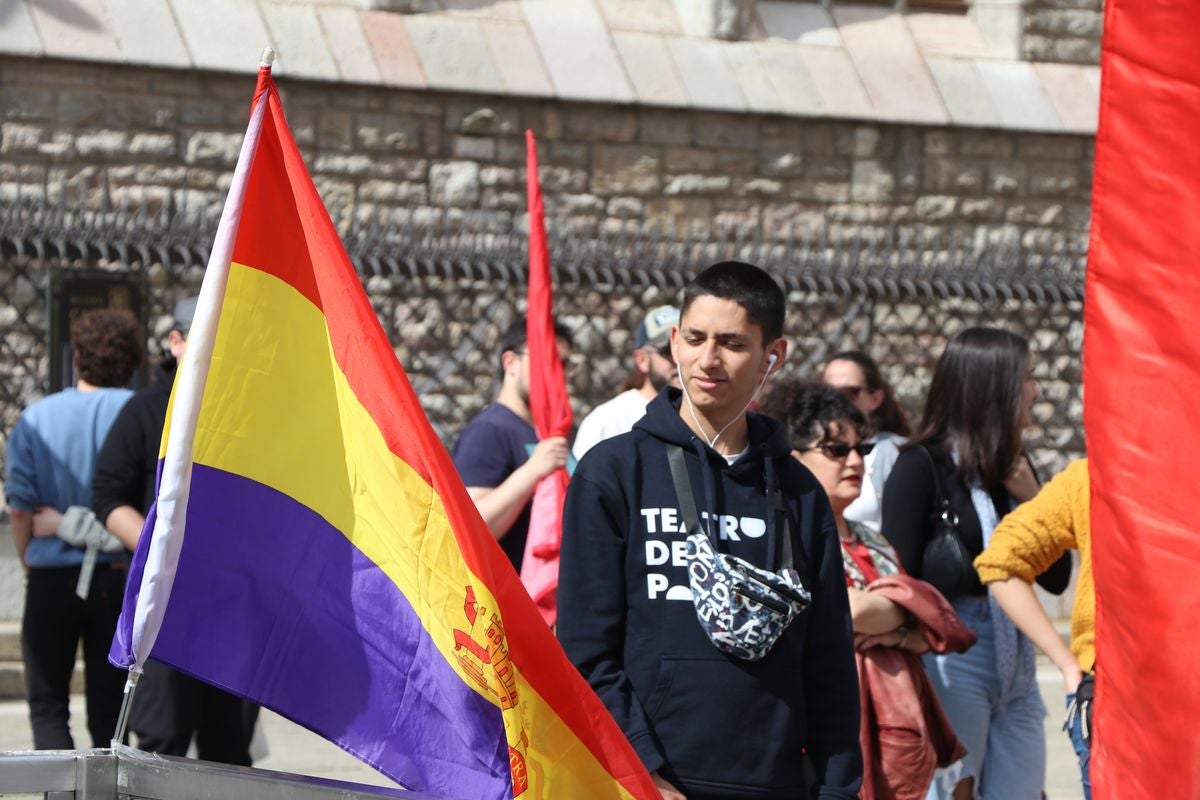 Como cada 14 de abril, la Junta Provincial Republicana de León se ha concentrado en Botines para conmemorar el aniversario de la proclamación de la II República.