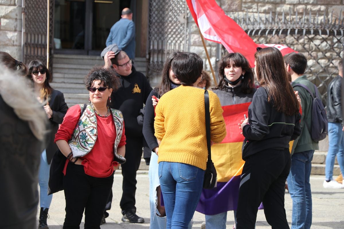 Como cada 14 de abril, la Junta Provincial Republicana de León se ha concentrado en Botines para conmemorar el aniversario de la proclamación de la II República.