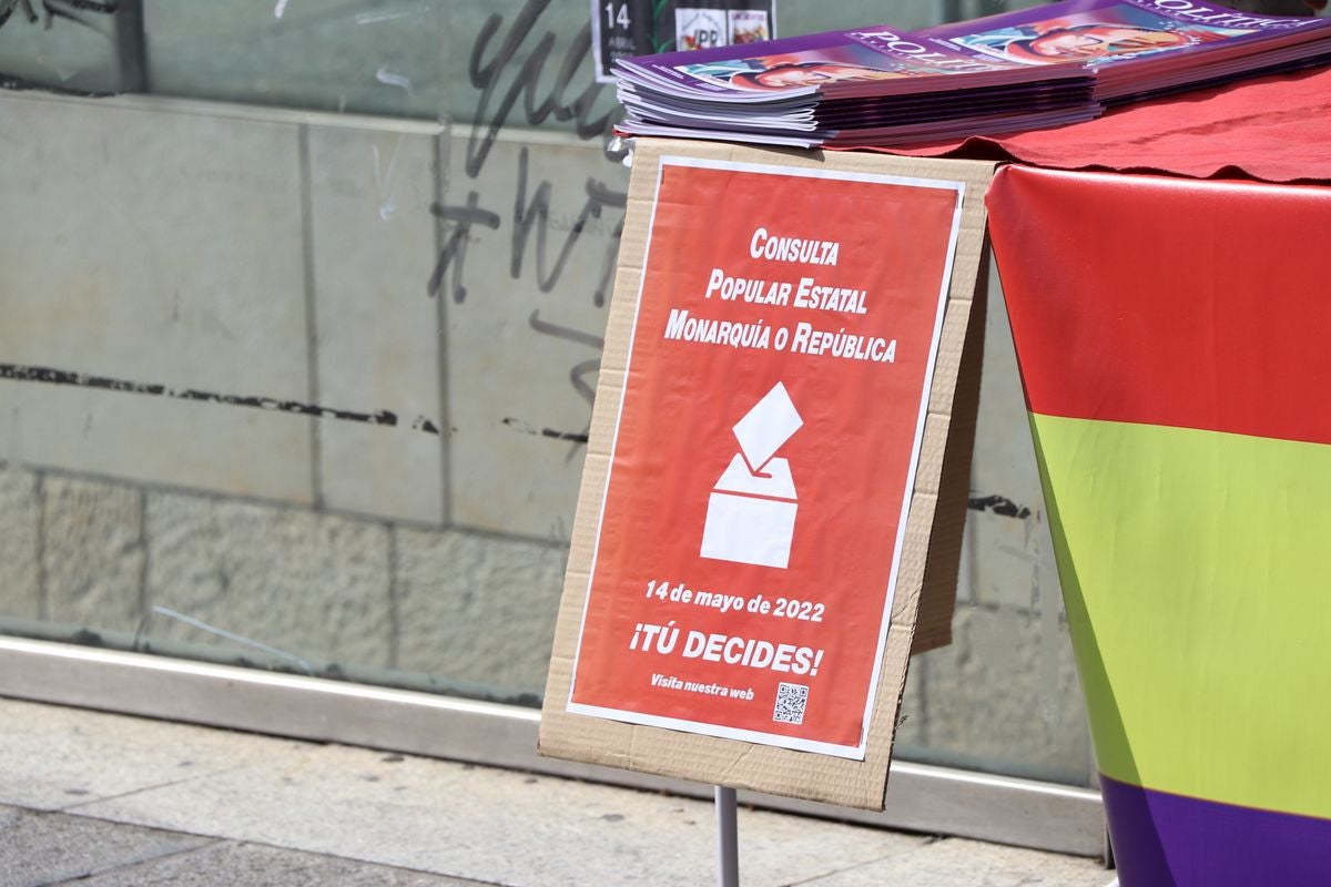 Como cada 14 de abril, la Junta Provincial Republicana de León se ha concentrado en Botines para conmemorar el aniversario de la proclamación de la II República.