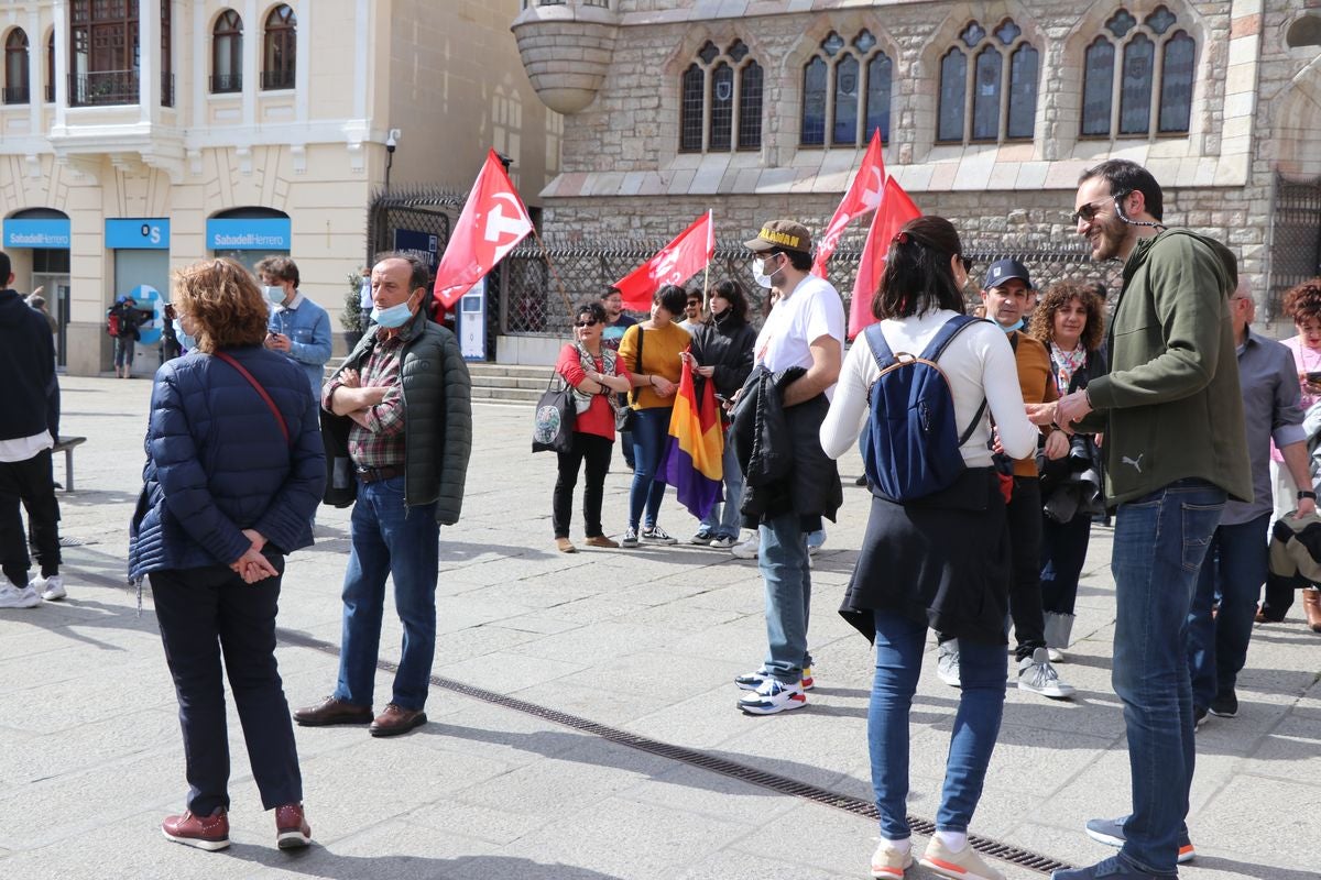 Como cada 14 de abril, la Junta Provincial Republicana de León se ha concentrado en Botines para conmemorar el aniversario de la proclamación de la II República.