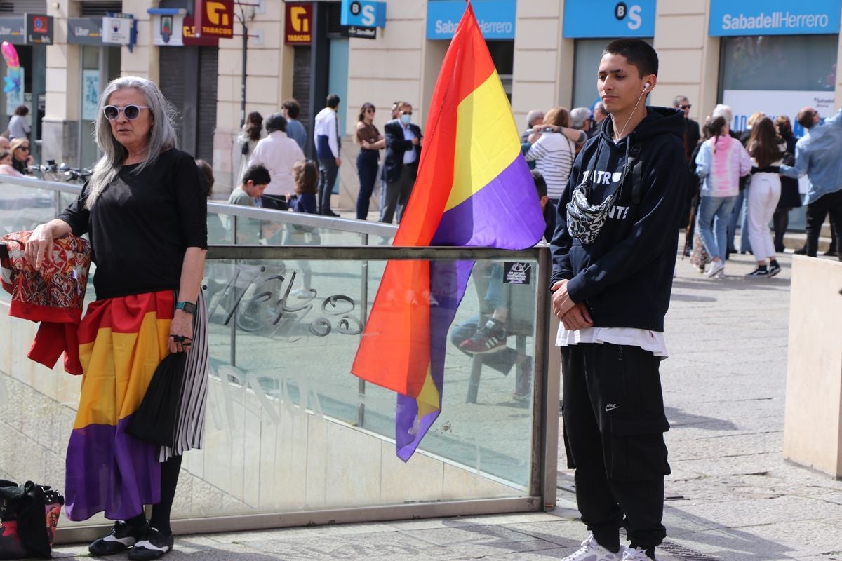 Como cada 14 de abril, la Junta Provincial Republicana de León se ha concentrado en Botines para conmemorar el aniversario de la proclamación de la II República.