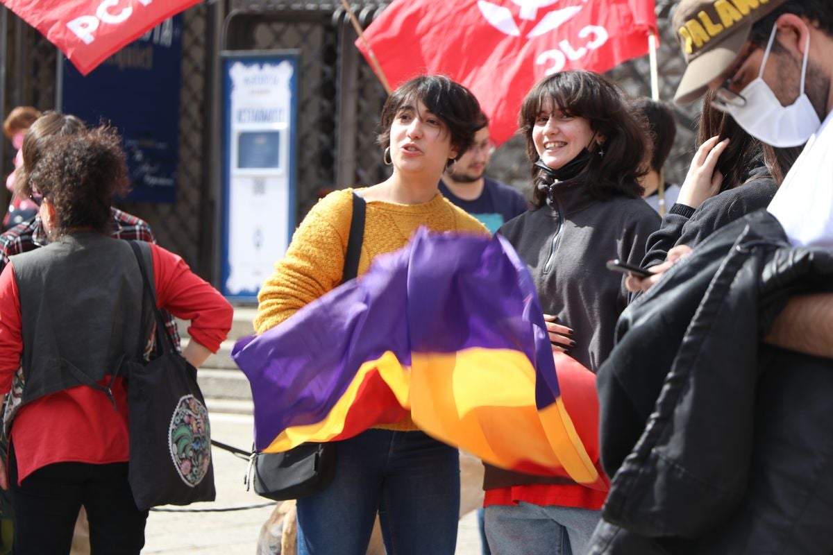 Como cada 14 de abril, la Junta Provincial Republicana de León se ha concentrado en Botines para conmemorar el aniversario de la proclamación de la II República.