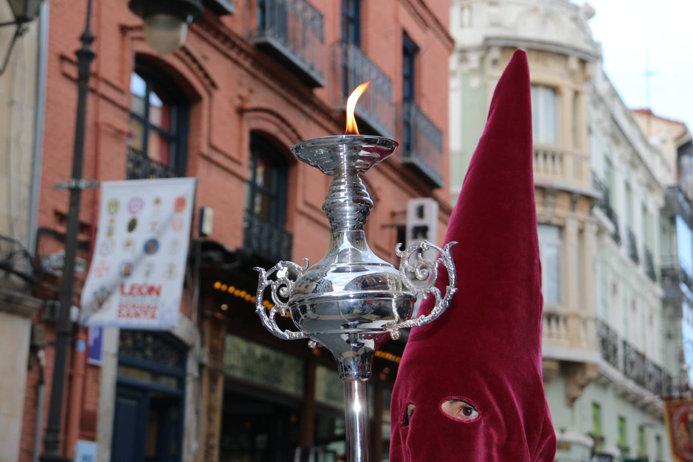 La tarde de Jueves Santo la fraternidad entre cofradías se ha materializado en la procesión de La Úlitma Cena.