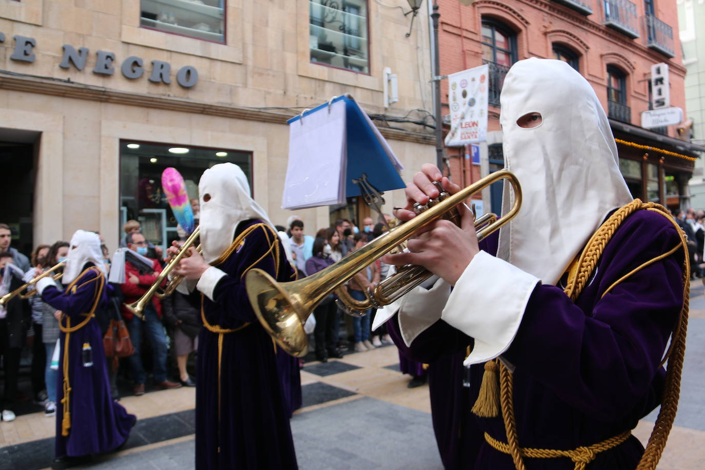 La tarde de Jueves Santo la fraternidad entre cofradías se ha materializado en la procesión de La Úlitma Cena.