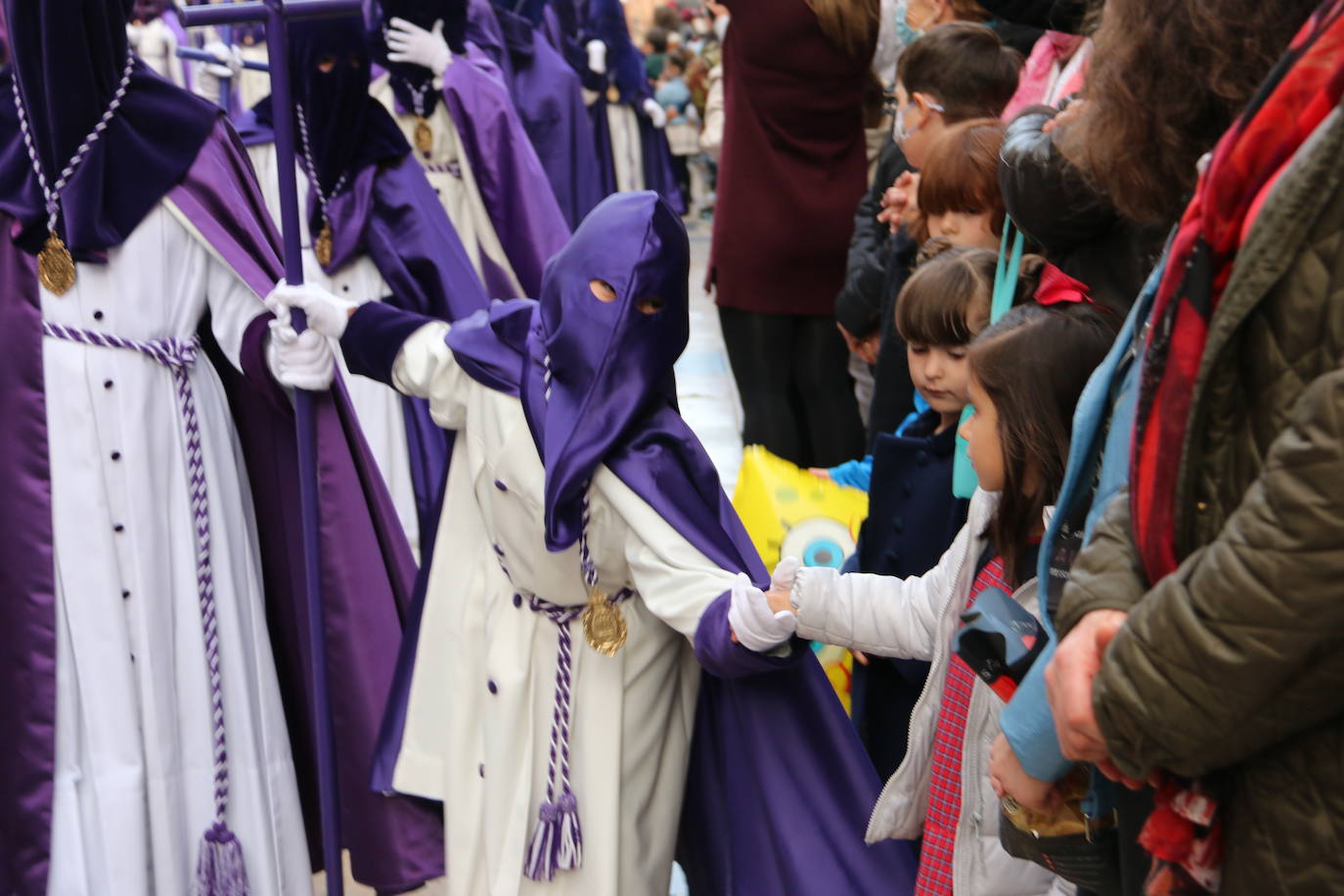 La tarde de Jueves Santo la fraternidad entre cofradías se ha materializado en la procesión de La Úlitma Cena.