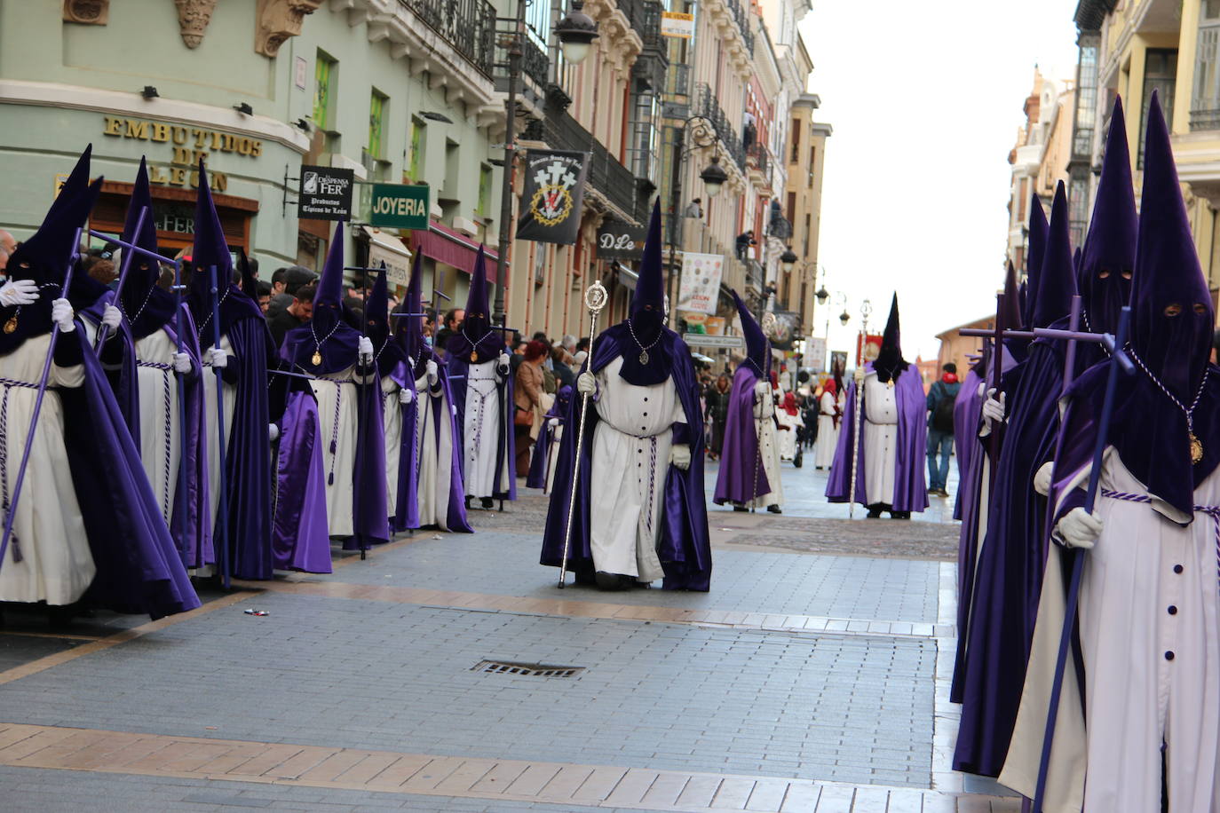 La tarde de Jueves Santo la fraternidad entre cofradías se ha materializado en la procesión de La Úlitma Cena.