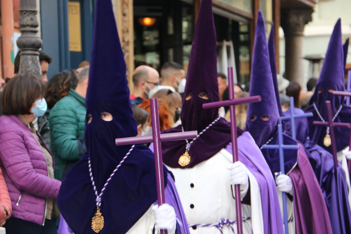 La tarde de Jueves Santo la fraternidad entre cofradías se ha materializado en la procesión de La Úlitma Cena.