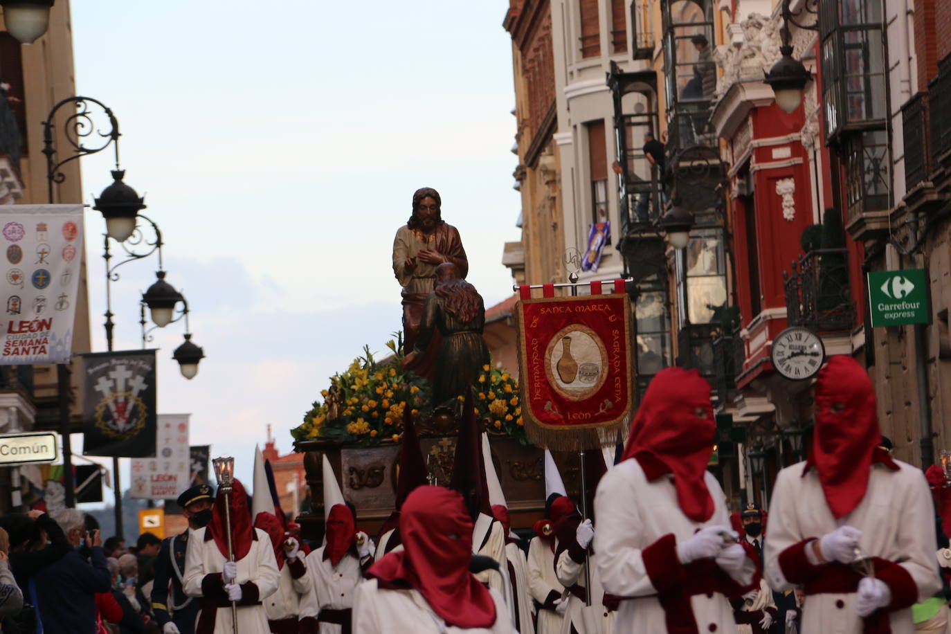 La tarde de Jueves Santo la fraternidad entre cofradías se ha materializado en la procesión de La Úlitma Cena.