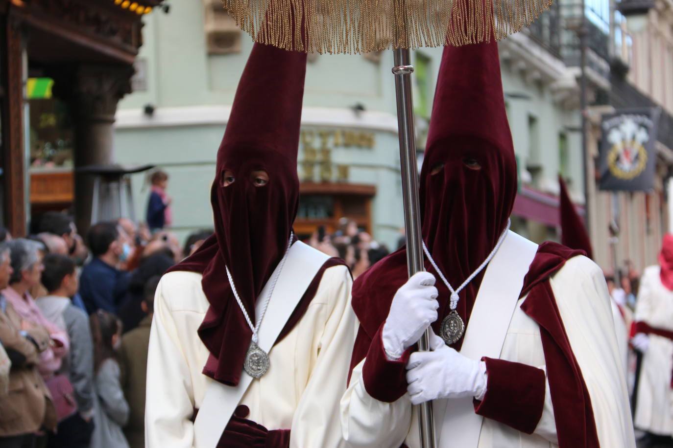 La tarde de Jueves Santo la fraternidad entre cofradías se ha materializado en la procesión de La Úlitma Cena.