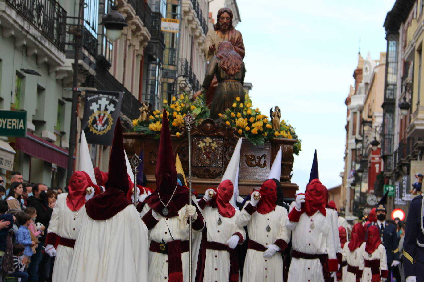 La tarde de Jueves Santo la fraternidad entre cofradías se ha materializado en la procesión de La Úlitma Cena.