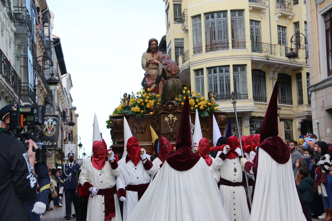 La tarde de Jueves Santo la fraternidad entre cofradías se ha materializado en la procesión de La Úlitma Cena.