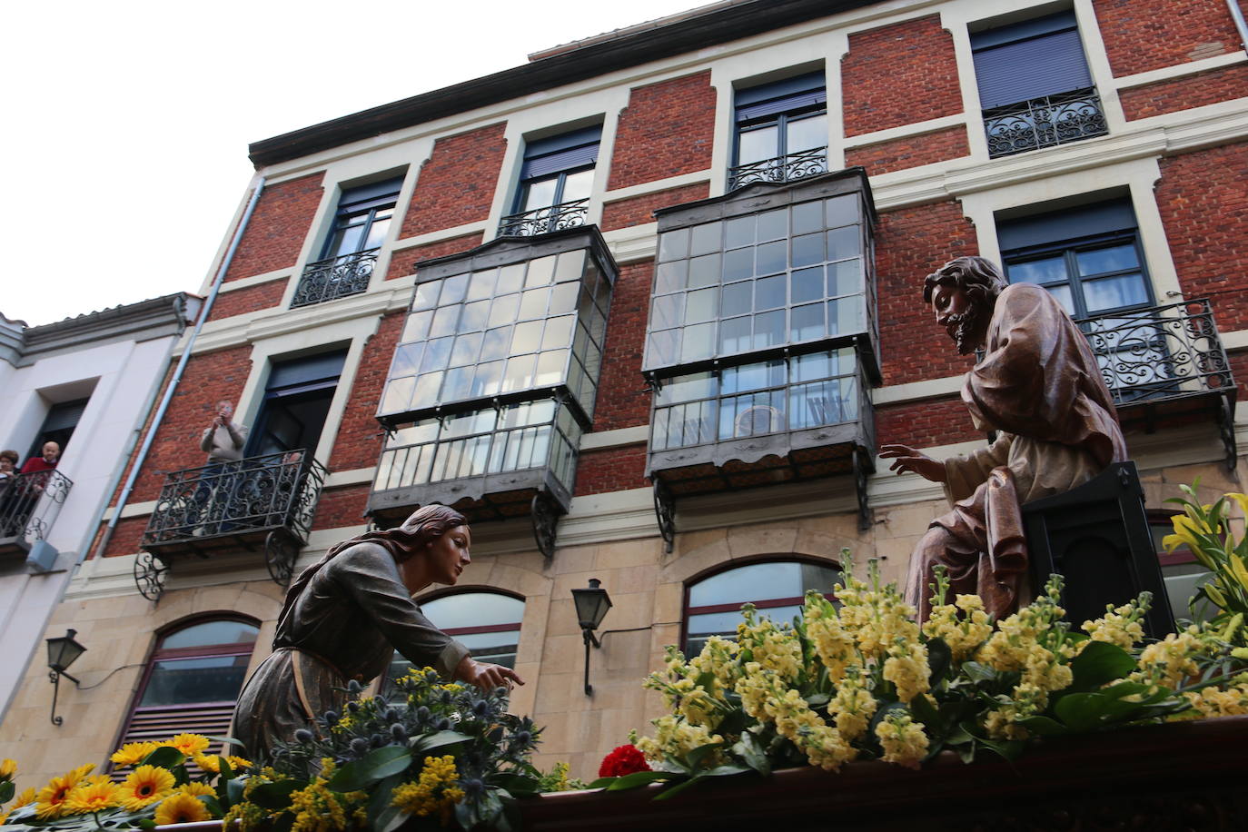 La tarde de Jueves Santo la fraternidad entre cofradías se ha materializado en la procesión de La Úlitma Cena.