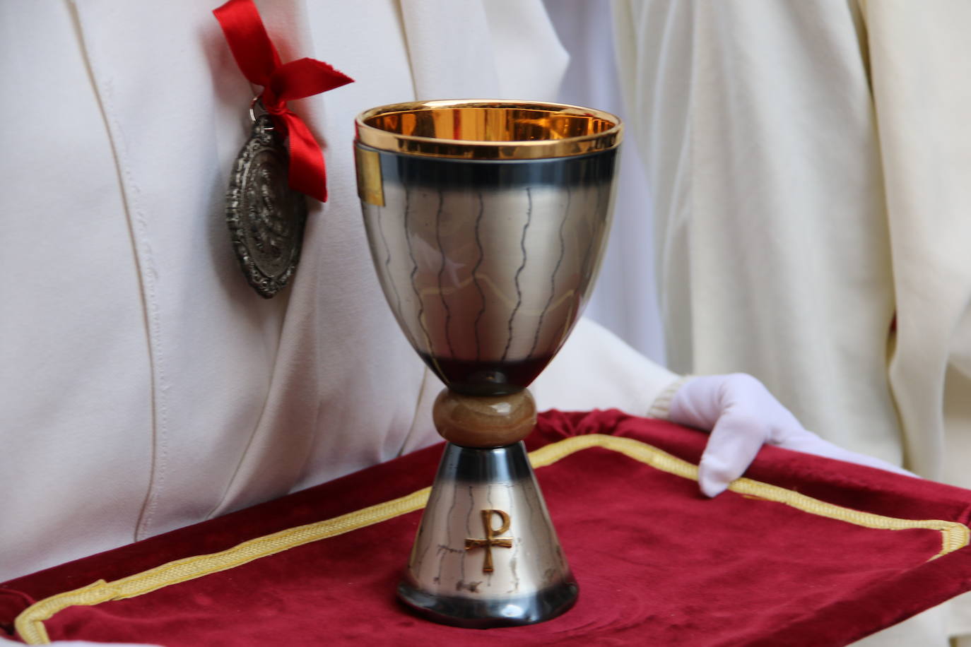 La tarde de Jueves Santo la fraternidad entre cofradías se ha materializado en la procesión de La Úlitma Cena.