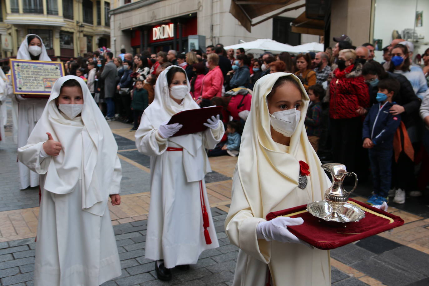 La tarde de Jueves Santo la fraternidad entre cofradías se ha materializado en la procesión de La Úlitma Cena.