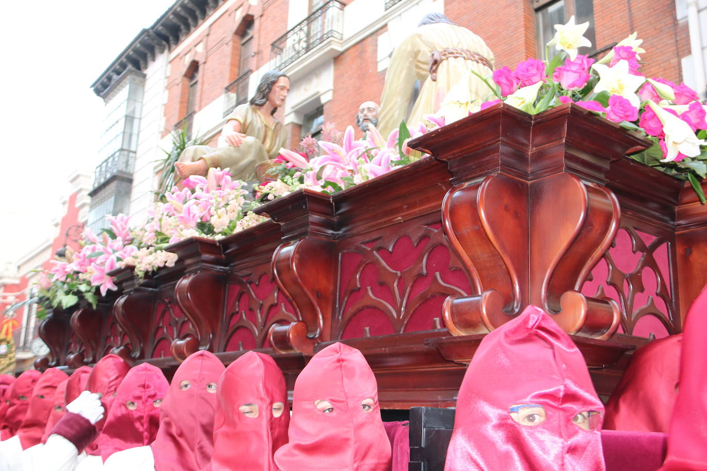 La tarde de Jueves Santo la fraternidad entre cofradías se ha materializado en la procesión de La Úlitma Cena.