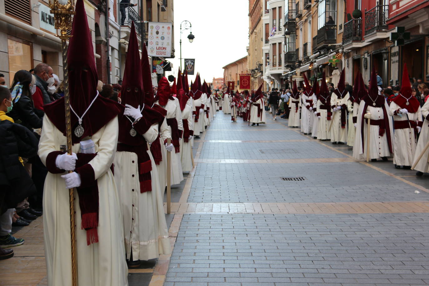 La tarde de Jueves Santo la fraternidad entre cofradías se ha materializado en la procesión de La Úlitma Cena.