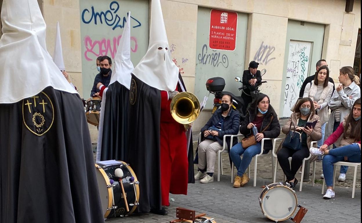 La procesión se detuvo durante más de media hora en la intersección entre la calle Murias de Paredes y Caño Badillo.