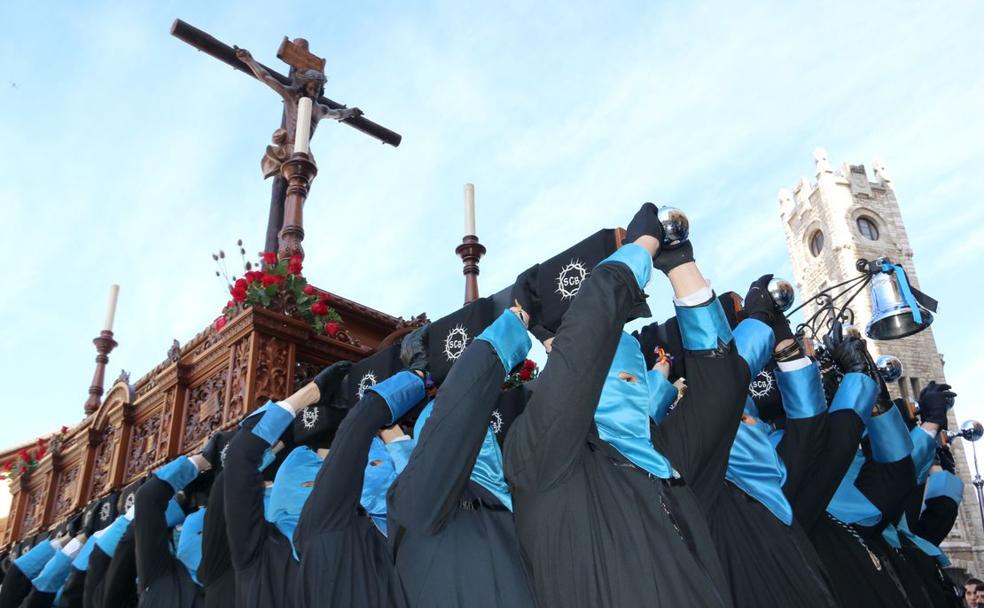 Momento culmen del acto de las Bienaventuranzas en la plaza de Regla en la mañana de Jueves Santo. 