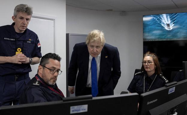Boris Johnson, este jueves en el centro de coordinación de salvamento del Canal de la Mancha en Dover.