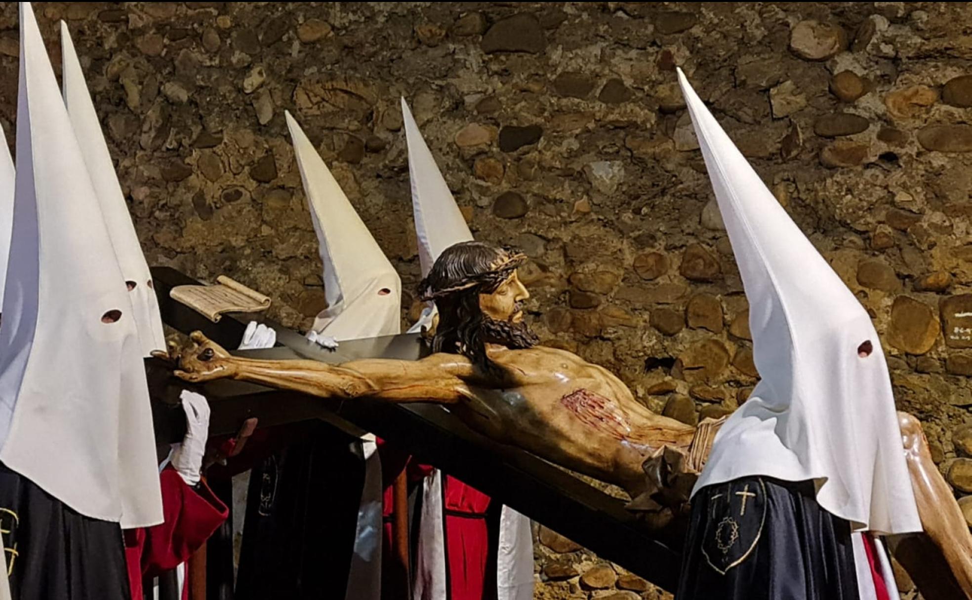 El Miércoles Santo se cierra con el Vía Crucis Procesional alumbrado por los hermanos de la Cofradía de las Siete Palabras de Jesús en la Cruz fieles al paso del yacente santísimo Cristo de la Agonía, en la imagen junto a la muralla de León. 