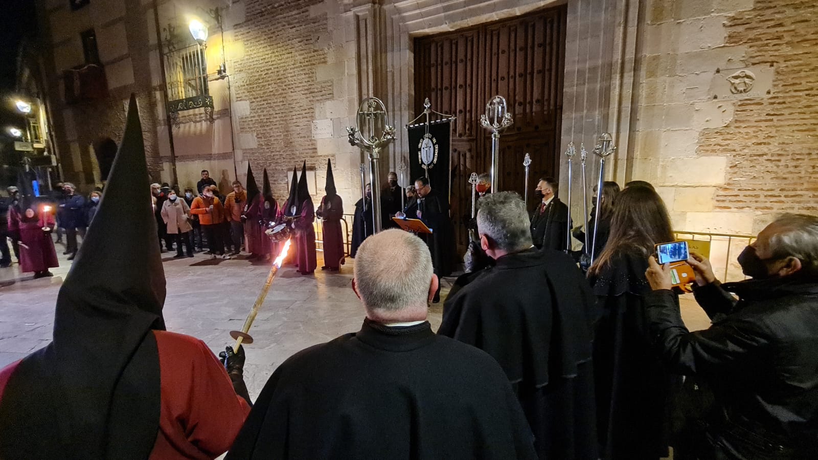 Las lágrimas, la voz de los ángeles y los entusiastas recuerdos de Julio Saurina se unen en la Ronda. Como si el tiempo no hubiera pasado el templo de Santa Marina la Real ha enmudecido y de nuevo las estrellas y las antorchas han regresado convertidas en arte con forma de voz. 