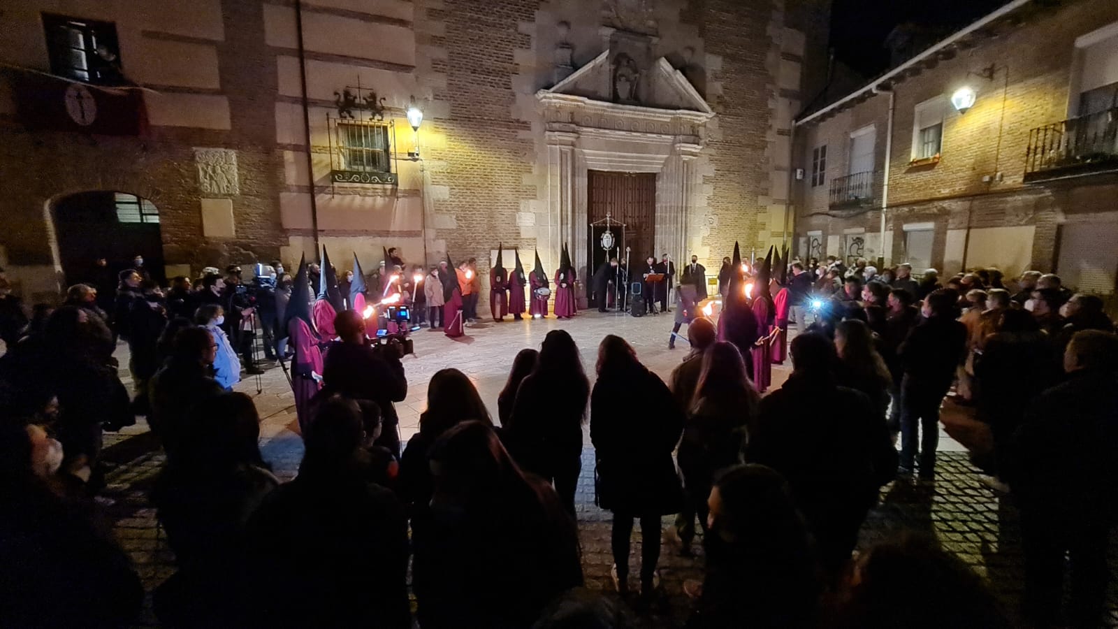 Las lágrimas, la voz de los ángeles y los entusiastas recuerdos de Julio Saurina se unen en la Ronda. Como si el tiempo no hubiera pasado el templo de Santa Marina la Real ha enmudecido y de nuevo las estrellas y las antorchas han regresado convertidas en arte con forma de voz. 