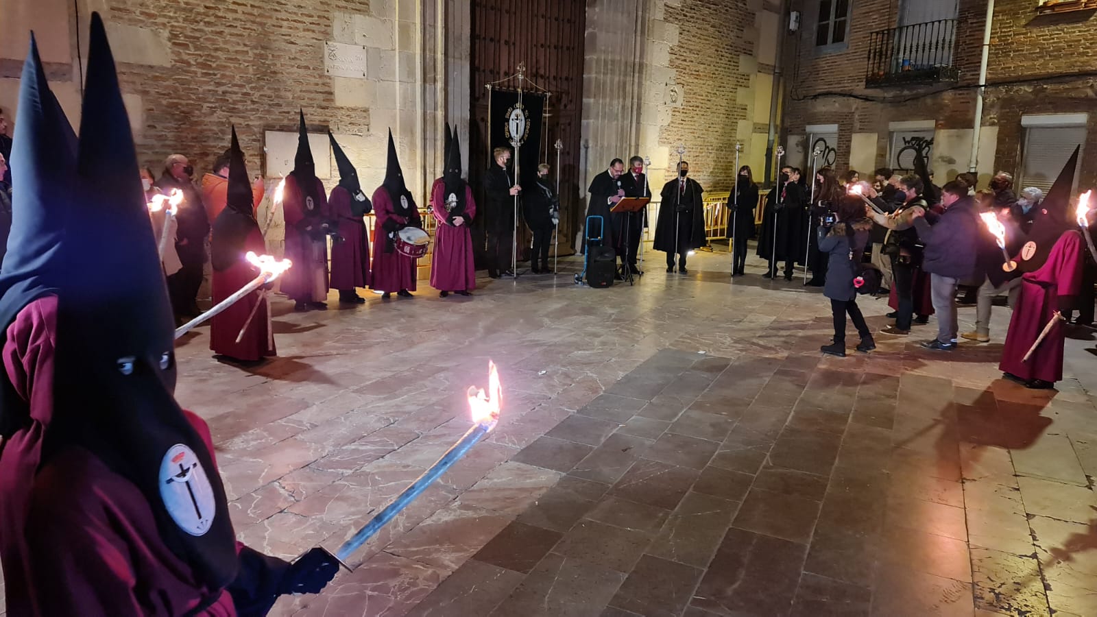 Las lágrimas, la voz de los ángeles y los entusiastas recuerdos de Julio Saurina se unen en la Ronda. Como si el tiempo no hubiera pasado el templo de Santa Marina la Real ha enmudecido y de nuevo las estrellas y las antorchas han regresado convertidas en arte con forma de voz. 