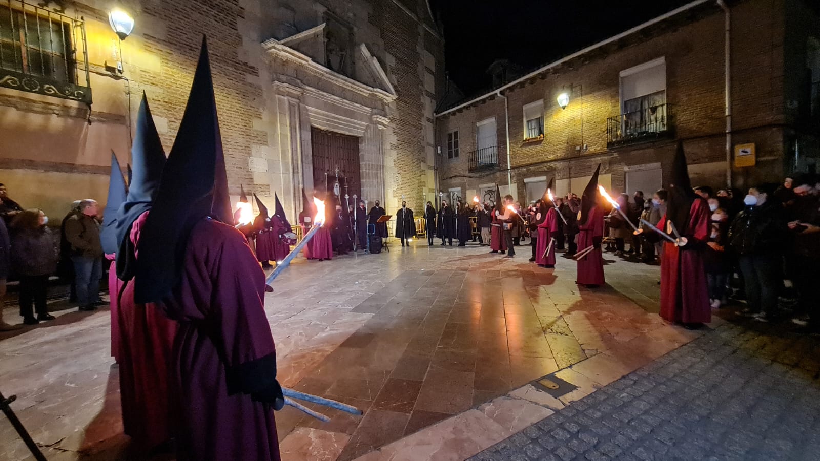 Las lágrimas, la voz de los ángeles y los entusiastas recuerdos de Julio Saurina se unen en la Ronda. Como si el tiempo no hubiera pasado el templo de Santa Marina la Real ha enmudecido y de nuevo las estrellas y las antorchas han regresado convertidas en arte con forma de voz. 