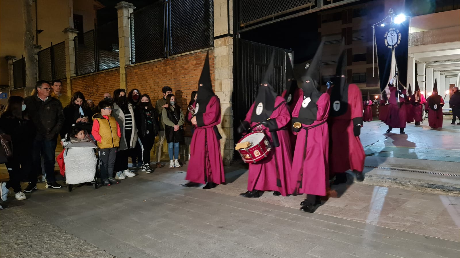 Las lágrimas, la voz de los ángeles y los entusiastas recuerdos de Julio Saurina se unen en la Ronda. Como si el tiempo no hubiera pasado el templo de Santa Marina la Real ha enmudecido y de nuevo las estrellas y las antorchas han regresado convertidas en arte con forma de voz. 