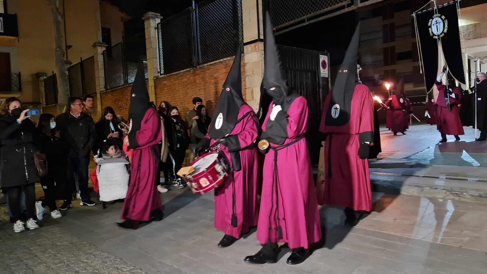 Las lágrimas, la voz de los ángeles y los entusiastas recuerdos de Julio Saurina se unen en la Ronda. Como si el tiempo no hubiera pasado el templo de Santa Marina la Real ha enmudecido y de nuevo las estrellas y las antorchas han regresado convertidas en arte con forma de voz. 