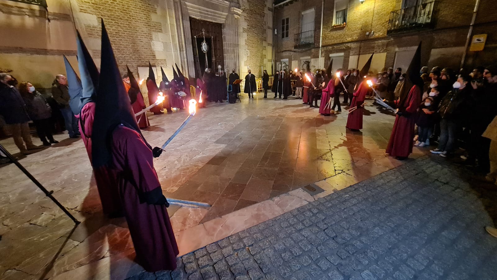 Las lágrimas, la voz de los ángeles y los entusiastas recuerdos de Julio Saurina se unen en la Ronda. Como si el tiempo no hubiera pasado el templo de Santa Marina la Real ha enmudecido y de nuevo las estrellas y las antorchas han regresado convertidas en arte con forma de voz. 