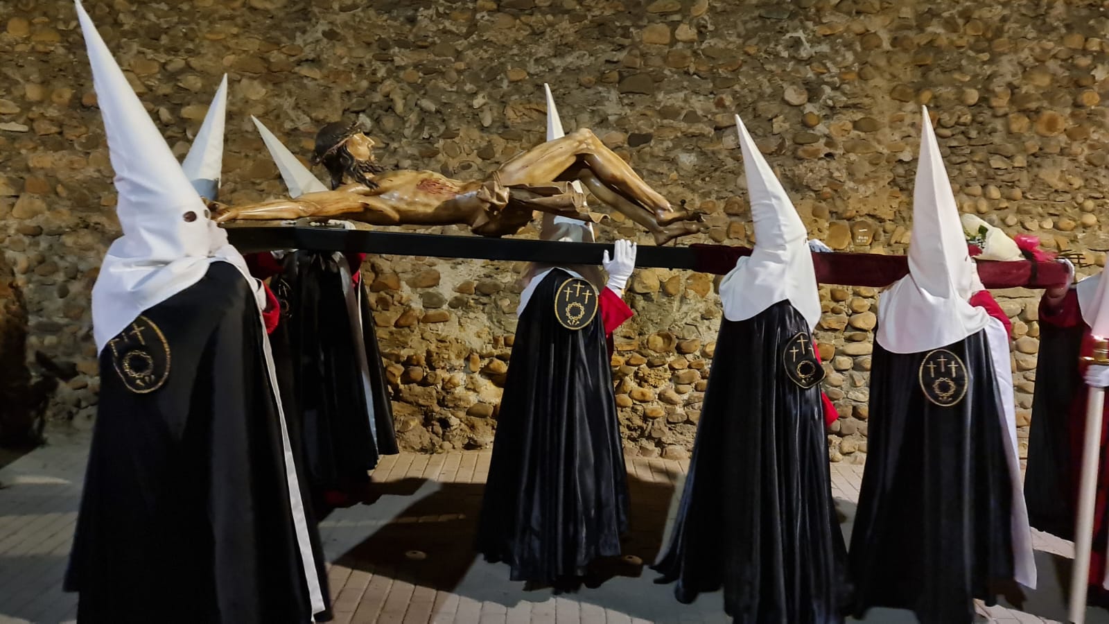 Vía Crucis Procesional: silencio y oración entrecosidos a la muralla de León. El Miércoles Santo se cierra con el Vía Crucis Procesional alumbrado por los hermanos de la Cofradía de las Siete Palabras de Jesús en la Cruz fieles al paso del yacente santísimo Cristo de la Agonía. 